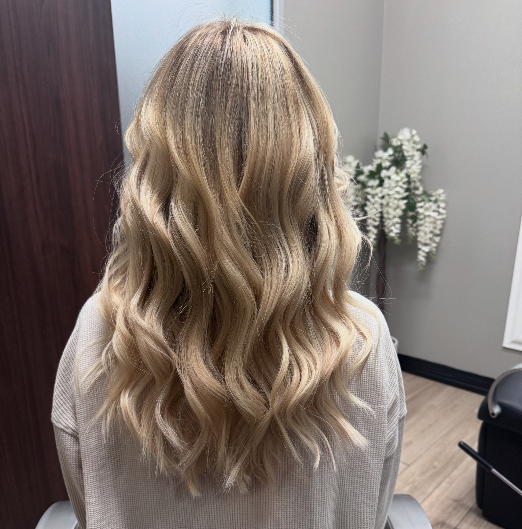 Weft extensions 4 rows with dimensional blonde waves